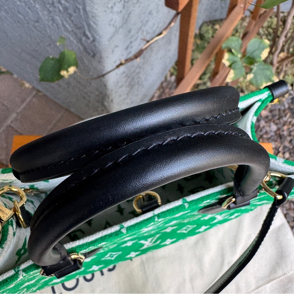 Louis Vuitton Monogram Velvet OnTheGo PM - Picture 6 of 16
